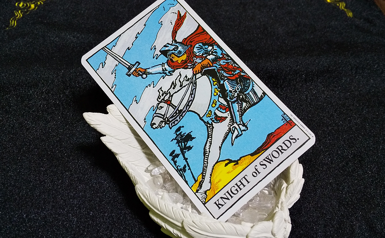 タロットカードソードのナイトの意味 恋愛占いで二人の未来を知りたい 恋愛したくなったら